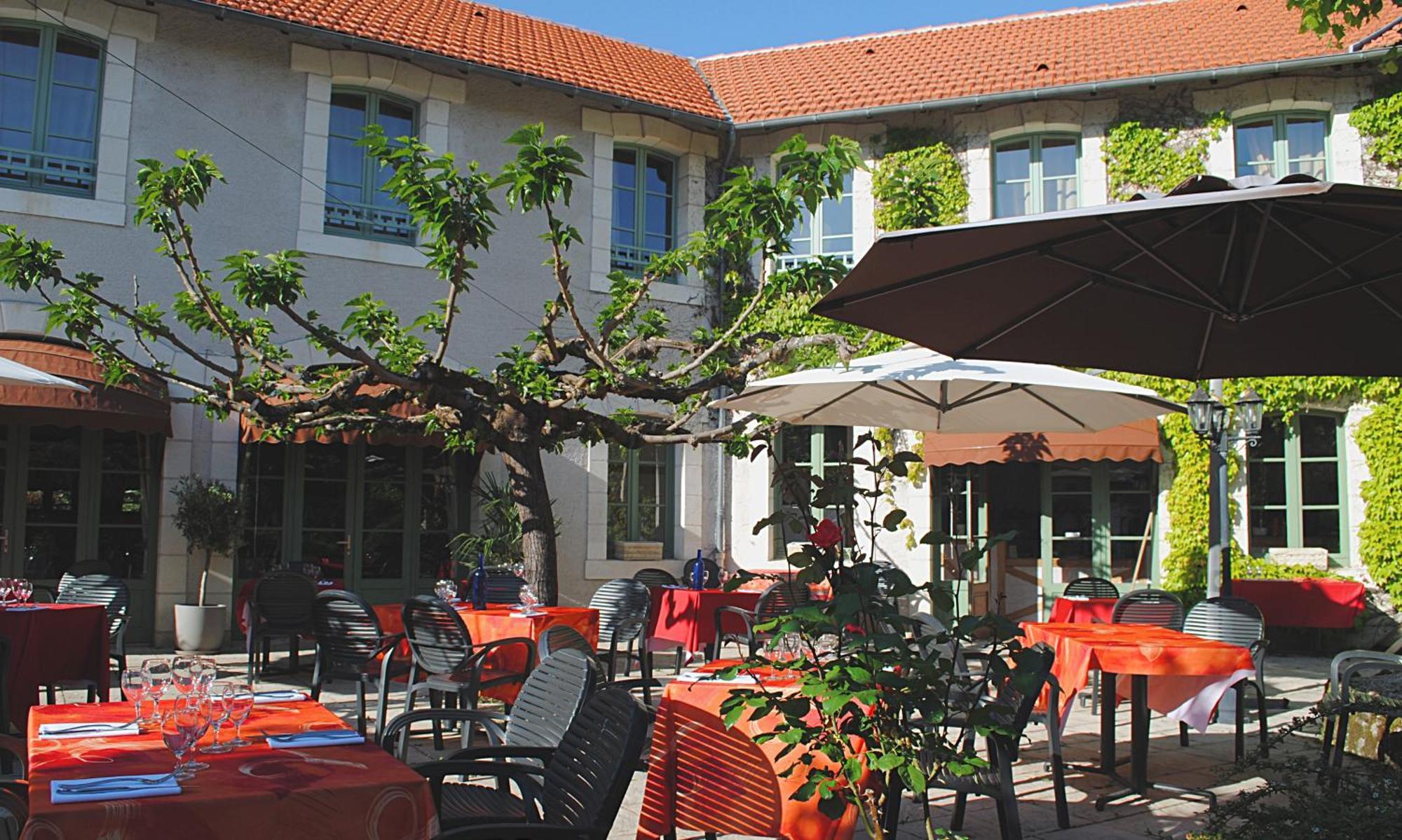 Logis Hostellerie Du Perigord Vert 브랑톰 외부 사진