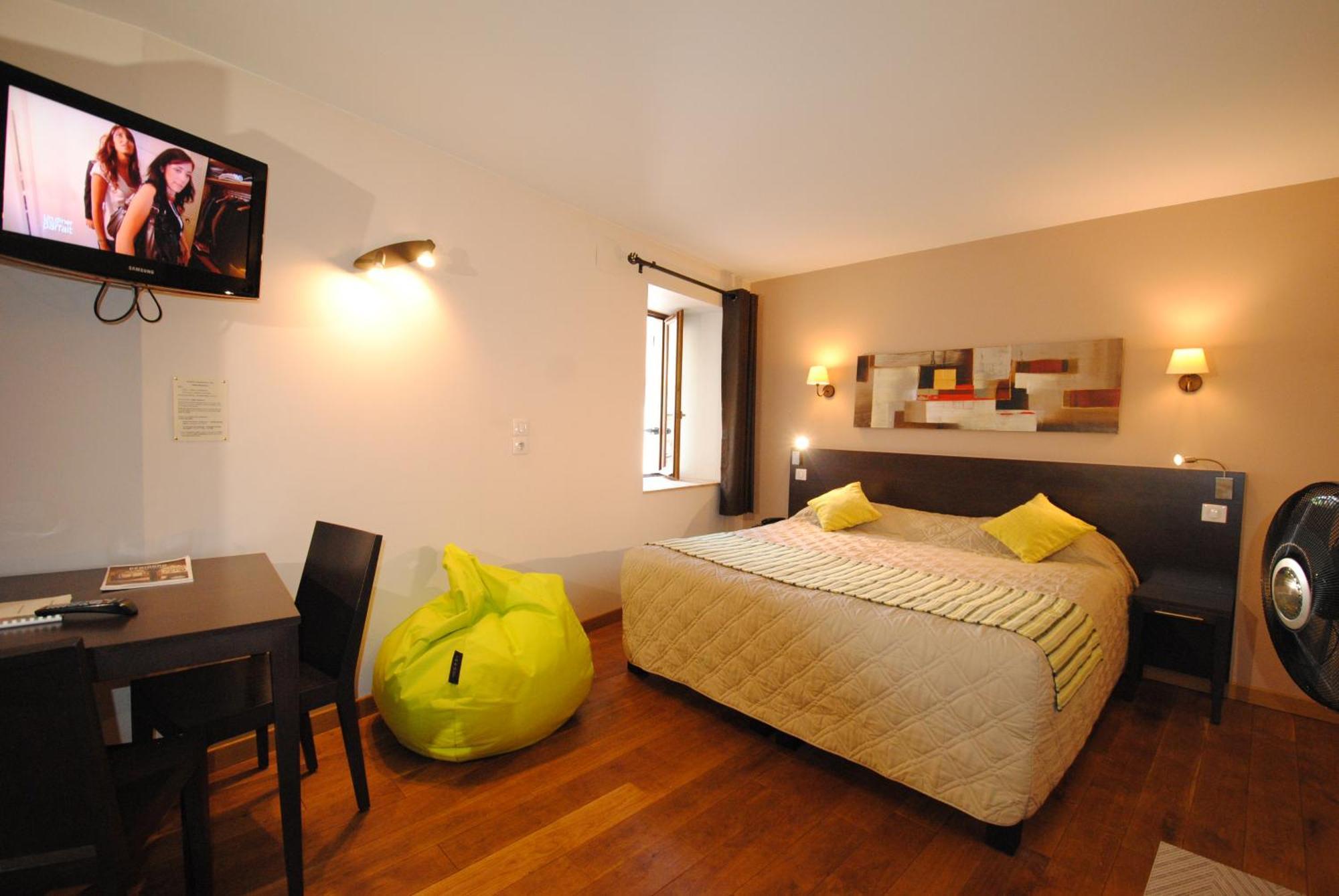 Logis Hostellerie Du Perigord Vert 브랑톰 외부 사진