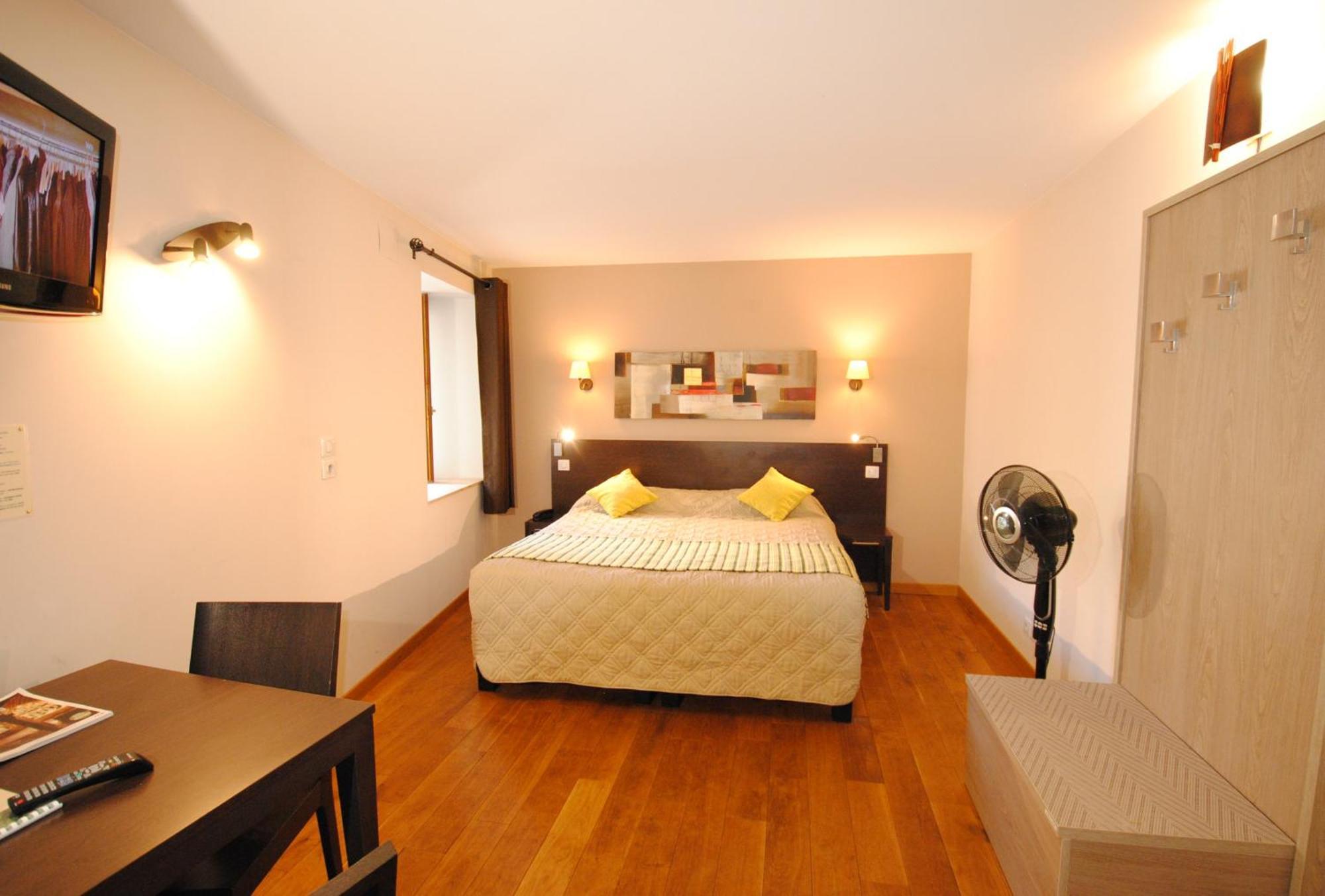 Logis Hostellerie Du Perigord Vert 브랑톰 외부 사진