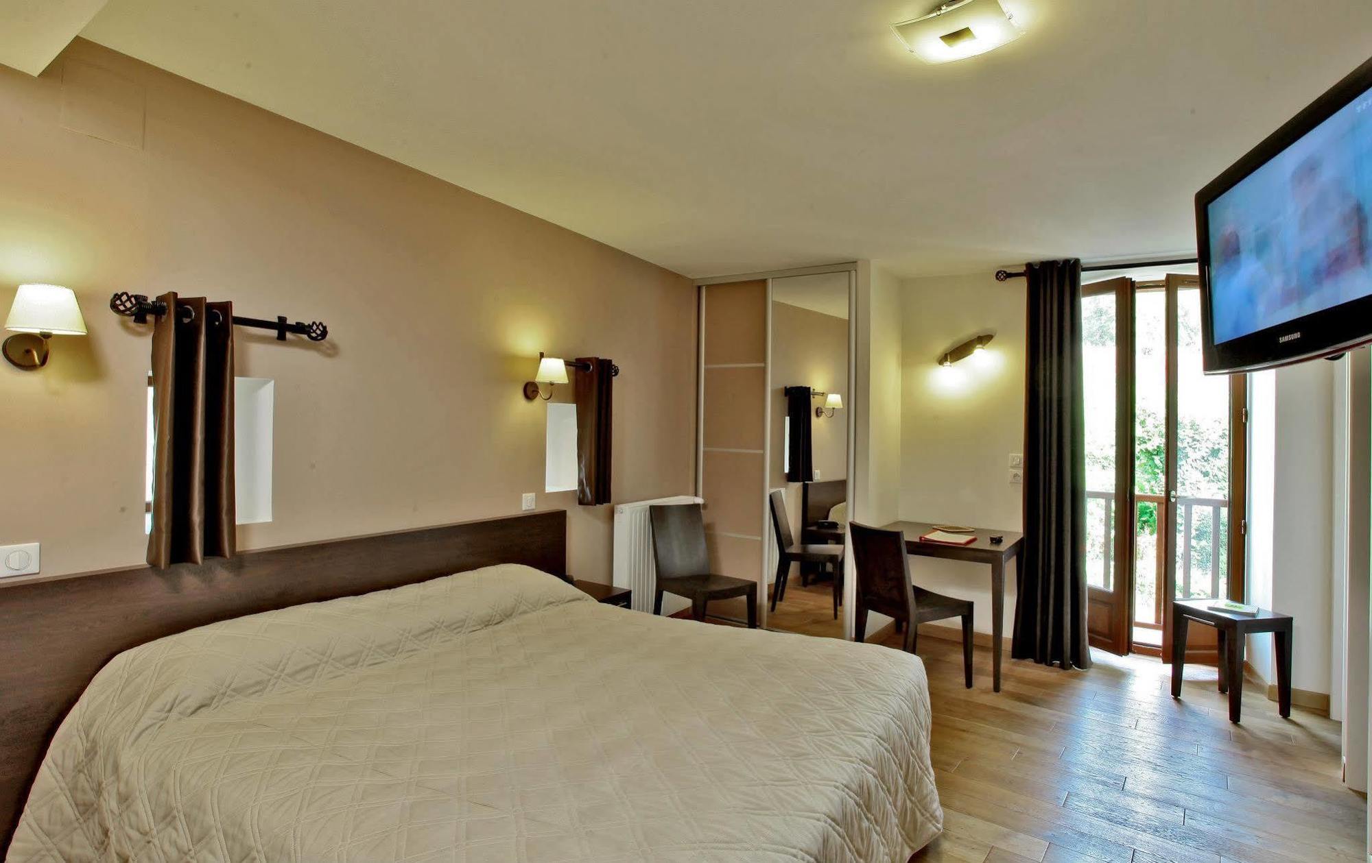 Logis Hostellerie Du Perigord Vert 브랑톰 외부 사진